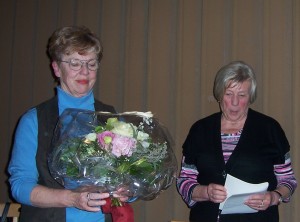 Links im Bild: ehemalige 1. Vorsitzende Traude Priester, rechts die neu gewählte 1. Vorsitzende Maria Koch